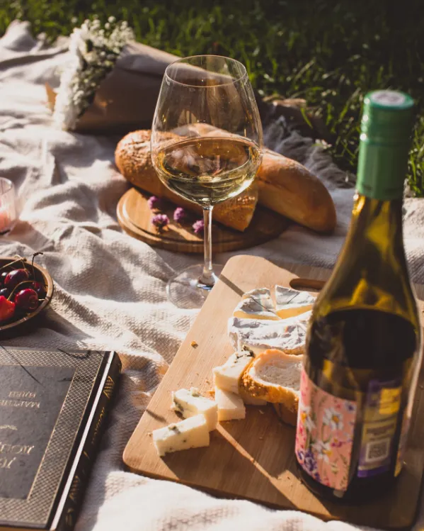 Orange wine offers more food and wine pairing options (Photo: Aleksandra Dementeva, Unsplash)