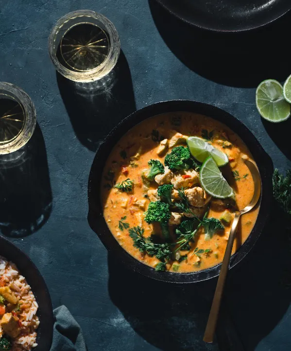 Indian curry and other spicy dishes pair well with orange wines (Photo:Bruna Branco, Unsplash)