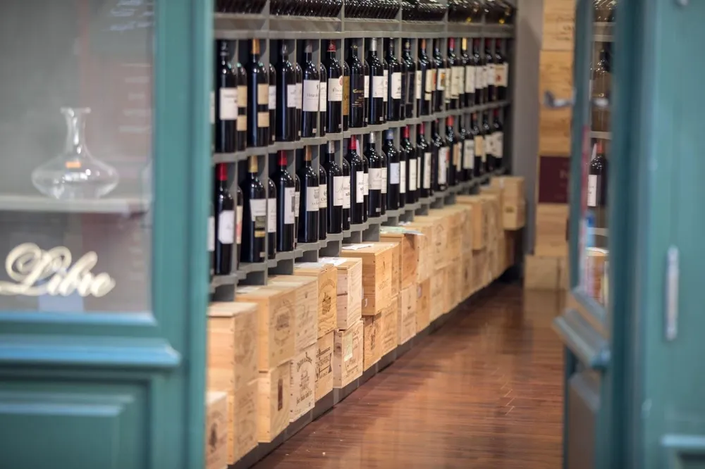 A wall full of wine. Which one to buy? (Photo: wjarek/stock.adobe.com)