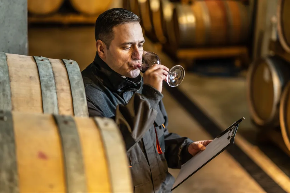 Winemakers taste wines to determine the optimal blend (Photo: Miljan Živković/stock.adobe.com)