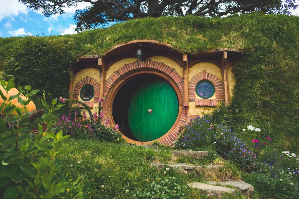 Hobbits celebrated with Old Winyards wine in their characteristic houses (Photo: Joshua Harris, unsplash.com)