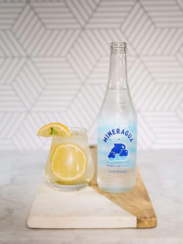 A finished Churchill made with sparkling water (Photo: Mineragua Sparkling Water, Unsplash)
