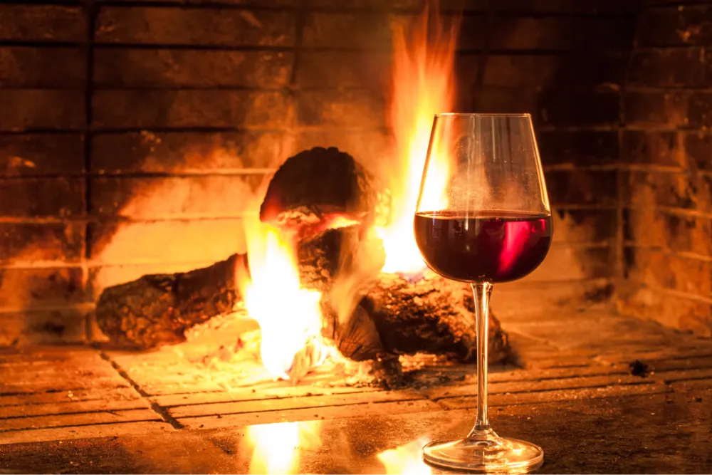 Enjoy a cosy winter night with a glass of wine (Photo: Alexandra Torro, unsplash.com)