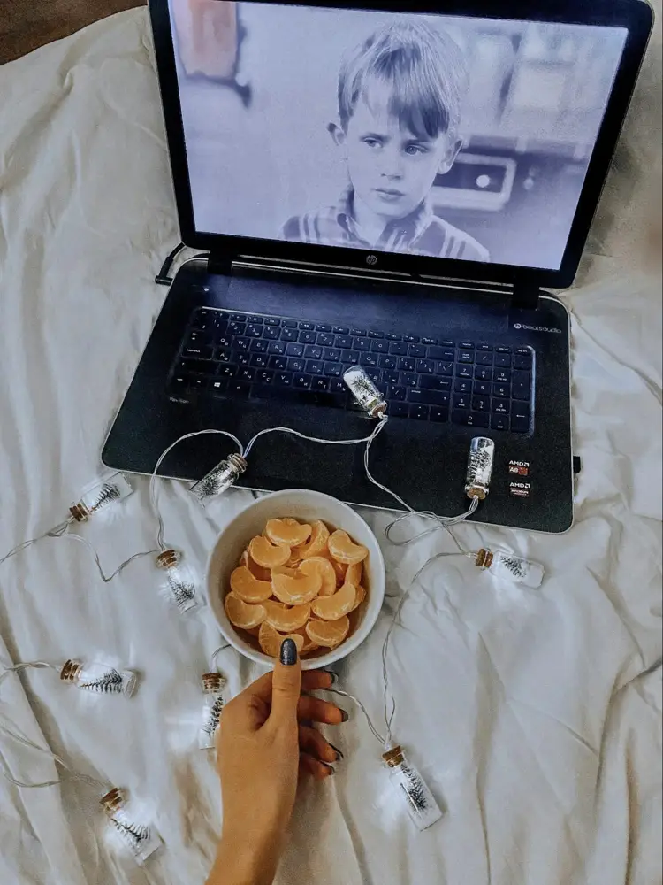 Home Alone is one of the classic movie highlights around Christmas (Photo: Julee Juu, unsplash.com)