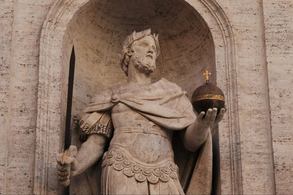 A statue of Charles the Great on the San Luigi dei Francesi Church Facade (Photo: <a href="https://stock.adobe.com/de/contributor/210018845/monica?load_type=author&prev_url=detail">Monica</a>/stock.adobe.com)
