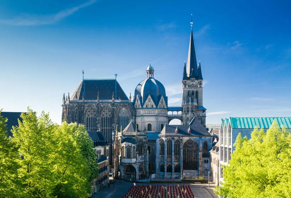 The Aachener Dom is not considered modern, but advanced for its time. (Photo: engel.ac/<a href="https://stock.adobe.com/">stock.adobe.com</a>)
