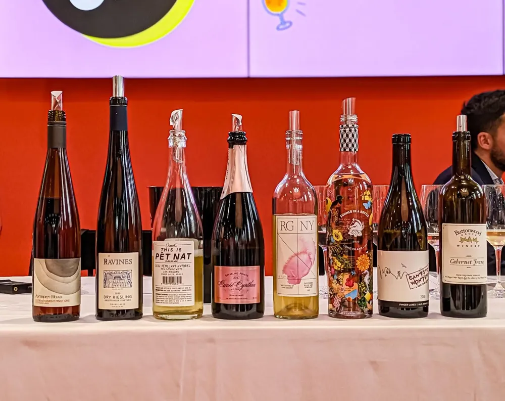 When it comes to American wines, the West Coast always takes centre stage. California boasts the renowned Napa Valley, Sonoma, and various other wine regions. Oregon is recognized for its elegant Pinot Noir and Chardonnay, while Washington State has a solid reputation with the Columbia Valley and its affordable, high-quality wines. New York might seem irrelevant in the realm of wine production, but that is not the case.